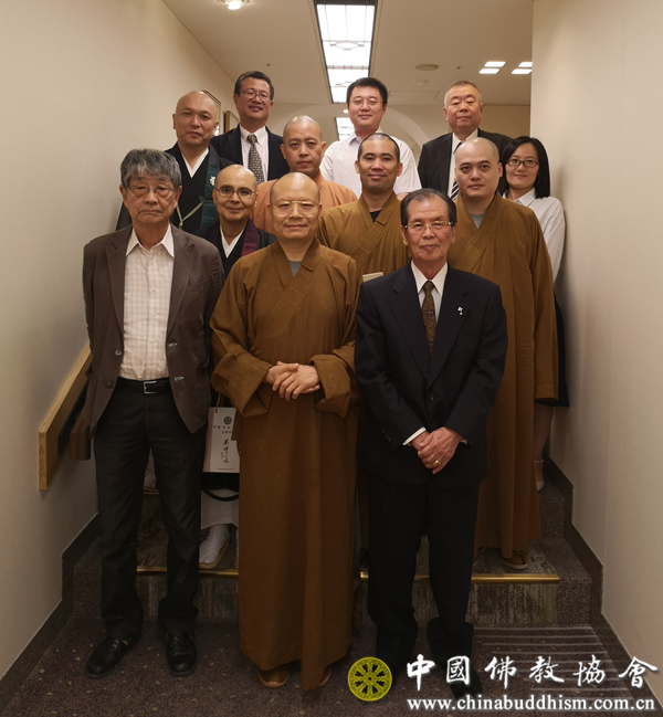 04 阿含宗顾问松本辉臣在欢迎晚宴后与代表团合影.png